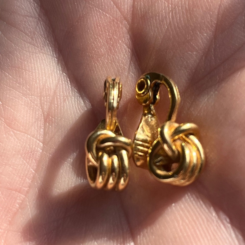 Vintage Monet Gold Tone Clip Earrings Wire Wrap Look Women’s .75 inch